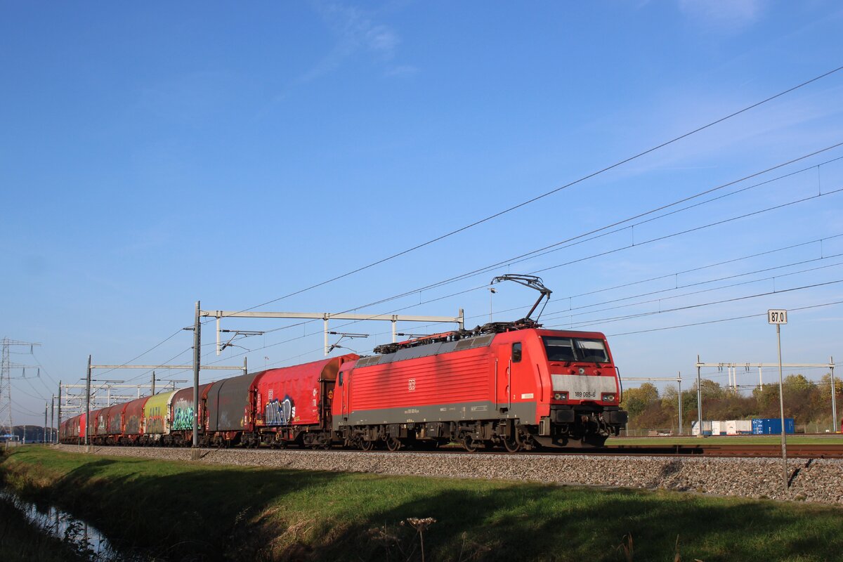 Mit ein Stahlzug aus Beverwijk passiert DBC 189 065 der auf einen offenbarer Weg stehender Fotograf bei Valburg CUP am 7 November 2025.