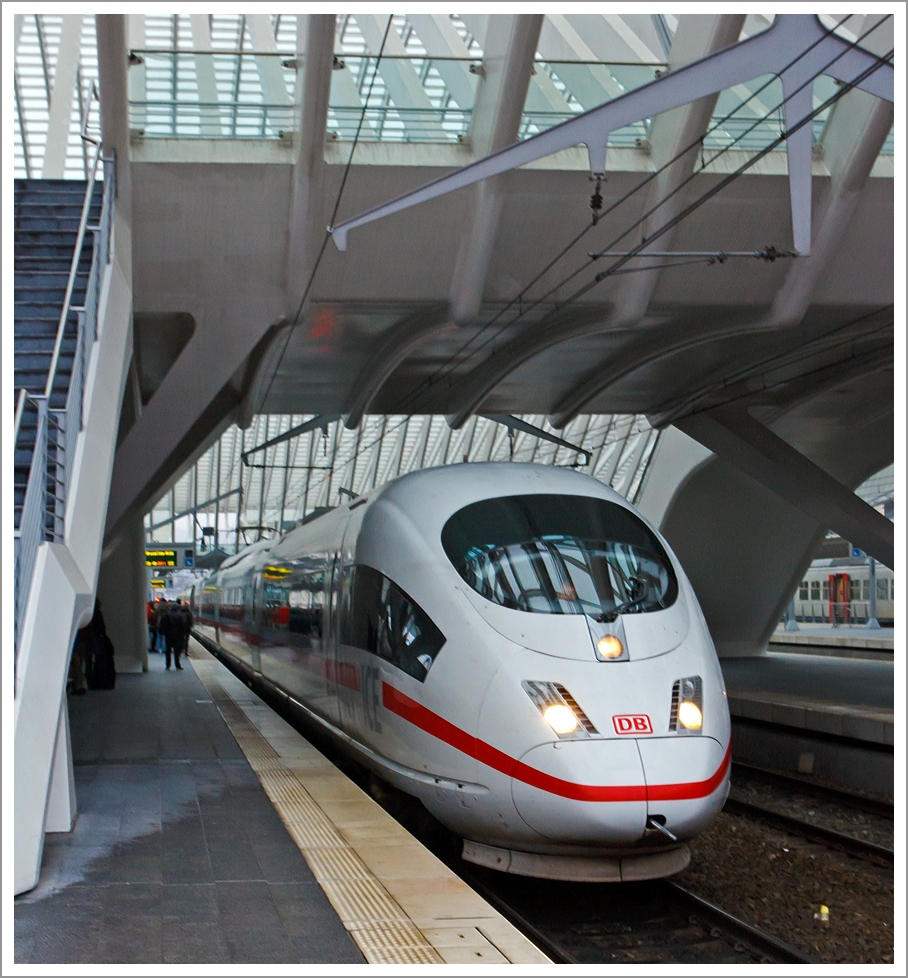 Mit etwas Versp�tung (11 min.) brachte uns der ICE 3M - DB 406 010-9 / 510-8 - Tz4610  Frankfurt am Main  als ICE 18 (Frankfurt/Main Hbf - Bruxelles Midi) am 23.11.2013 zum Bahnhof Li�ge Guillemins. 

Der ICE 3M ist eine Triebwagenzug und nicht wie ICE 1 und 2 mit Triebkopfkonzept. Gegen�ber den �u�erlich gleichen ICE 3 (BR 403) sind sie mehrsystemf�hig (15 kV 16,7 Hz~ / 25 kV 50 Hz~ / 1,5 kV = / 3 kV =) und haben sechs (2 mal 3) Stromabnehmern und sind f�r folgende Netze geeignet:
- Wagen 2 und 7: Typ DSA380D (analog ICE 3) f�r DB/�BB (15 kV Wechselspannung) und NS (25 kV Wechselspannung)
- Wagen 3 und 6: Typ DSA350G f�r NS (1,5 kV Gleichspannung) und SNCB Bestandsnetz (3 kV Gleichspannung)
- Wagen 4 und 5: Typ DSA380F f�r SNCF (25 kV Wechselspannung), SBB (15 kV Wechselspannung), SNCB-Schnellfahrstrecken (25 kV Wechselspannung)


In Deutschland fahren sie planm��ig bis zu 300 km/h (technisch m�glich 330 km/h), unter Gleichstrom 220 km/h.

Weitere Technische Daten:
Achsformel: Bo'Bo'+2'2'+Bo'Bo'+2'2' +2'2'+Bo'Bo'+2'2'+Bo'Bo'
L�nge �ber Kupplung:  200,84 m
Leergewicht: 435 t
Dienstgewicht:  488 t
Radsatzfahrmasse:  16 t
Dauerleistung: 8.000 kW bei Wechselstrom / 4.300 kW bei Gleichstrom
Kupplungstyp:  Scharfenberg
Sitzpl�tze:  in der 1.Klasse 91 und 334 in der 2. Klasse, somit 425 gesamt 
