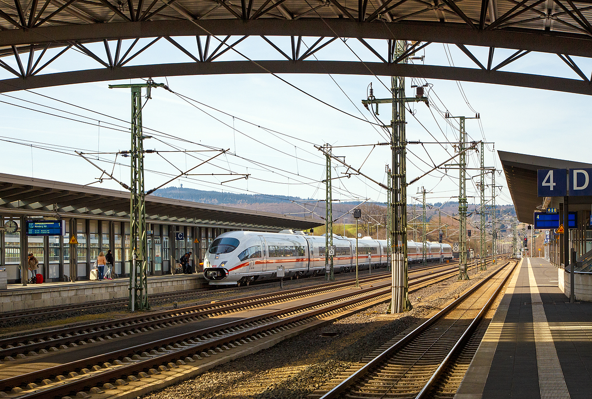 
Mit gut 10 Minuten Verspätung fährt der ICE 3 - Tz 302  Hansestadt Lübeck  (BR 403), als ICE 755 (Dortmund Hbf  - Köln Messe/Deutz - Frankfurt(M) Flughafen Fernbf - Nürnberg Hbf) am 25.03.2017 in den Bahnhof Montabaur ein. Dieser ICE hält an allen drei Zwischenbahnhöfen der Schnellfahrstrecke Köln-Rhein/Main, d.h. in Siegburg/Bonn, Montabaur und Limburg/Süd.

Dieser ICE 3 Triebzug der 1. Bauserie (Redesign Januar 2017) setzt sich aus acht Wagen gebildet, es sind dies 403 002-9, 403 102-7, 403 202-5, 403 302-3, 403 802-2, 403 702-4, 403 602-6 und 403 502-8.
