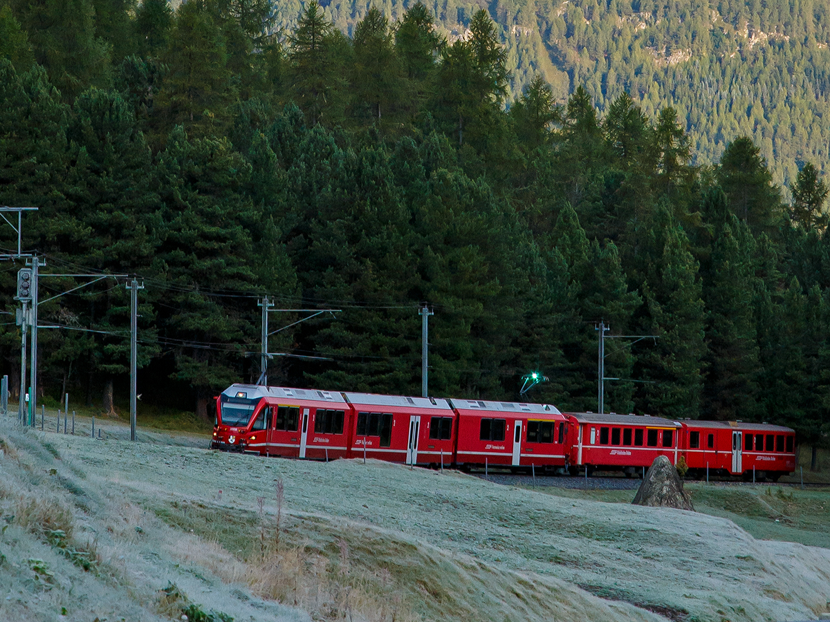 
Mit mächtig viel Bügelfeuer kommt der 3-teilige RhB ALLEGRA-Zweispannungstriebzug (RhB ABe 8/12) 3508  Richard Coray  mit 2 angehangenen Personenwagen am morgen des 13.09.2017, mit dem  RhB Regio-Zug von Chur via St. Moritz nach Tirano, bald in Pontresina an. 

Noch ist die Sonne nicht ins Tal vorgedrungen, so ist es noch sehr kalt hier.