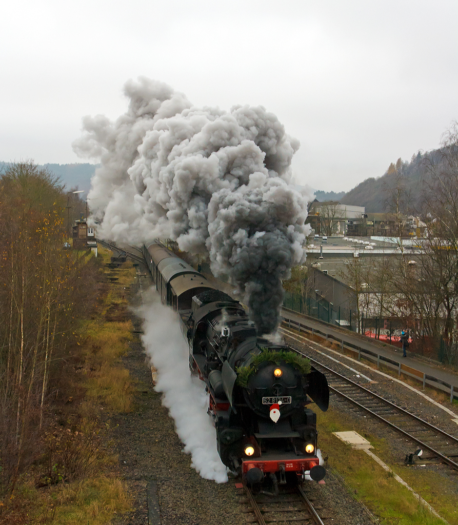 
Mit einer mächtigen Rauchfahne durchfährt die Betzdorfer  52 8134-0 (ex DB 052 134-4, ex DR 52 8134-0) am 30.11.204 Herdorf, hier kurz hinter dem Bahnhof bzw. kurz vor der Brücke Wolfsweg. 

Heute veranstalten die Eisenbahnfreunden Betzdorf ihre alljährlichen Nikolausfahrten zwischen Betzdorf/Sieg und Würgendorf auf der Hellertalbahn (KBS 462).

Die Lok war, bedingt durch die Wiedervereinigung, eine der letzten Normalspurigen Dampfloks der DB. Zudem war sie als 052 134-4 eine der wenigen waren 52 der DB (BR 52.80). Die Lok wurde 1965 aus der 1943 bei der Lokfabrik Wien-Floridsdorf (Fabriknummer 16591) gebauten 52 7138 rekonstruiert. 
Diese hier ist auch noch als DB 052 134-4 gefahren. Sie wurde am 05.12.1994 z-gestellt und am 05.07.1995 bei der DBAG ausgemustert. 
