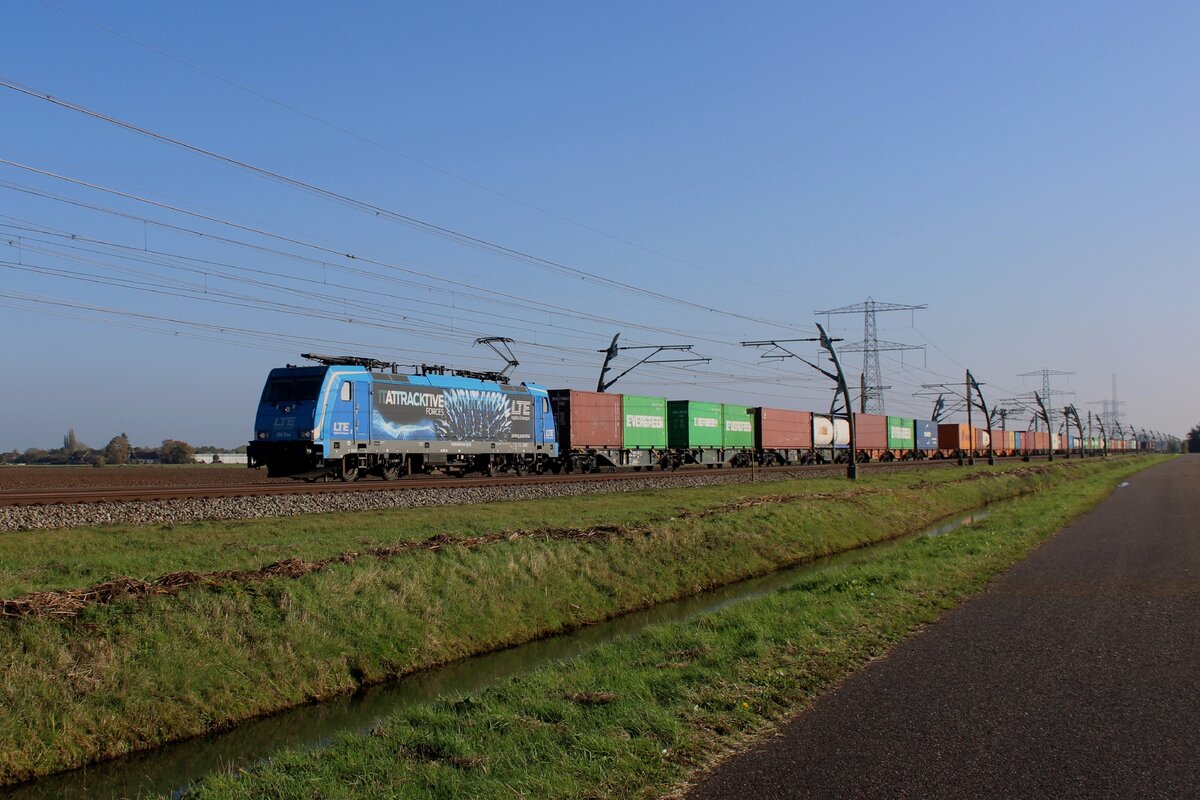 Mit der umgeleiteter Mannheim/W�rth Containerzug durchfahrt am 25 Oktober 2024 LTE 186 944 Angeren und wird vom offenbarer weg fotografiert.