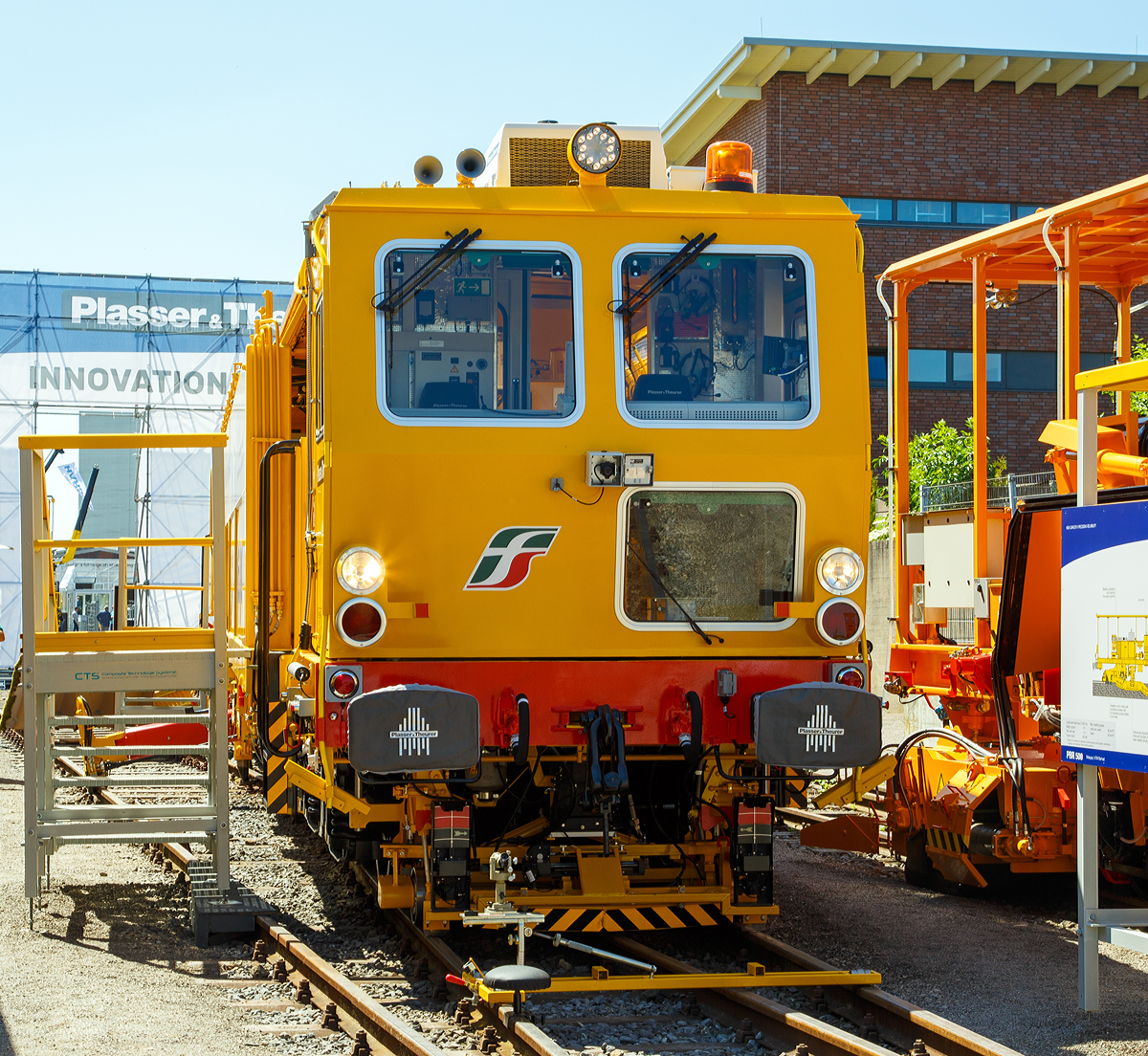 
Mit dieser UNIMAT COMBI 08–275 hat Plasser & Theurer (Linz) nun 16.000 Gleisbaumaschinen ausgeliefert, sie wurde auf der iaf in Münster präsentiert (am 01.06.2017) und an die Rete Ferroviaria Italiana (RFI), Gruppo Ferrovie dello Stato Italiane (zur Gruppe der Italienische Staatsbahnen) übergeben. Dieser UNIMAT COMBI 08–275 hat die UIC-Nummer IT-RFI 99 83 9422 046-6 und wurde 2017 von Plasser & Theurer  in Linz gebaut.

Der Unimat Combi 08-275 wurde zur Sofortbehebung von Gleislagefehlern entwickelt. Neben dem Universalstopfaggregat verfügt die Maschine über Einrichtungen zum Pflügen, Kehren und Aufzeichnen der Gleisgeometrie. Sie ist äußerst universell einsetzbar auf Gleisen und Weichen.

Die italienische Bahn wird mit einer ganzen Serie dieser Multifunktionsmaschinen ausgestattet. Der erste Unimat Combi 08-275 ging 2010 an Rete Ferroviaria Italiana (RFI) in Bologna. Bis 2018 sind es insgesamt 13 gelieferte Unimat Combi 08-275. Der Einsatz identer Technologie unterstützt maßgeblich die Einhaltung von Standards hinsichtlich der Bearbeitungsqualität. Wie bei vielen Bahnverwaltungen setzt auch Italien in den lokalen Verantwortungsbereichen gleiche Instandhaltungsmaschinen ein.

Das gesamte Hochgeschwindigkeits-Streckennetz der italienischen Bahnverwaltung RFI umfasst bereits rund 1.000 km. Bei der Wahl der passenden Serienmaschine wurde darauf Wert gelegt, dass sie universell einsetzbar ist für kurzfristige Arbeiten auf Gleisen und Weichen. Das „Universalwerkzeug“ Unimat Combi 08-275 vereint folgende Technologien: Stopfmaschine für Gleise und Weichen, integrierter Schotterpflug und Kehrbürste, vollwertiges inertiales Gleisgeometrie-Messsystem.

Die Maschinen werden auf alle Bauhöfe der RFI verteilt und zur Einzelfehlerbehebung sowohl auf Hochgeschwindigkeitsstrecken als auch auf normalen Strecken eingesetzt. Mit einem Messfahrzeug werden im Vorfeld Einzelfehler detektiert. Das GPS-unterstützte inertiale Gleisgeometrie-Messsystem am Unimat Combi 08-275 findet die Gleisfehler schnell und punktgenau. Nach der Fehlerbehebung – dem Stopfen, Pflügen und Kehren – wird nachgemessen. Damit erreicht man eine verbesserte Auslastung der Universalstopfmaschine. Der Unimat Combi 08-275 kann auch als Messwagen eingesetzt werden. Die mitgelieferte Software analysiert die Messdaten gemäß den aktuellen Richtlinien von RFI.

Dreimal wöchentlich werden in vier- bis fünfstündigen Nachteinsätzen jeweils etwa 1.000 m Gleis und ein bis zwei Weichen gestopft, gepflügt und gekehrt.

Die Entscheidung für einen Serienmaschinentyp bringt eine Reihe von Vorteilen. Die Zulassungskonformität beschleunigt den Prozess. Ist eine Maschinentype bereits im Bestimmungsland zugelassen, geht eine neue Maschine derselben Type deutlich schneller in Betrieb. Standards im Maschinenpark vereinfachen auch die Wartung. Der Umfang der Ersatzteilbevorratung kann reduziert werden, wenn mehrere baugleiche Maschinen eingesetzt werden. Auch das Training und die Schulung der Bedienmannschaften wird durch Serienmaschinen erleichtert. 

TECHNISCHE DATEN:
Spurweite: 1.435 mm (Normalspur)
Anzahl der Achsen: 5 
Länge über Puffer:  31.140 mm
Eigengewicht: 94.000 kg
Zul. Anhängelast: 60 t
Zur Mitfahrt zugel. Personenzahl: 6
Kleister befahrbarer Gleisbogen: R = 120 m 
Höchstgeschwindigkeit: 100 km/h (Eigen und Geschleppt)
