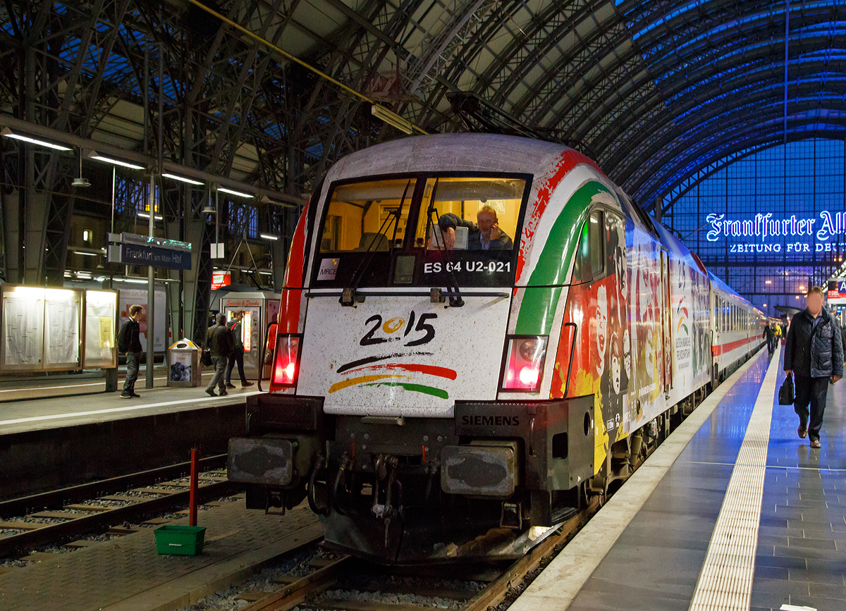 
Mit Werbung für das  Deutsch Ungarisches Freundschaftsjahr 2015 / Német-Magyar barátság éve  steht die an die DB Fernverkehr AG vermietete MRCE Dispolok ES 64 U2-021 / LZB 182 521-5 (91 80 6182 521-5 D-DISPO) mit einem IC am frühen Morgen des 05.10.2015 im Hauptbahnhof Frankfurt am Main.

Die Lok wurde 2002 von  Siemens in München unter der Fabriknummer 20771 für die Siemens Dispolok GmbH gebaut. Lange fuhr sie (als Mietlok) für die WLC - Wiener Lokalbahnen Cargo GmbH, seit Juli 2015 ist sie nun an die DB Fernverkehr AG vermietet.