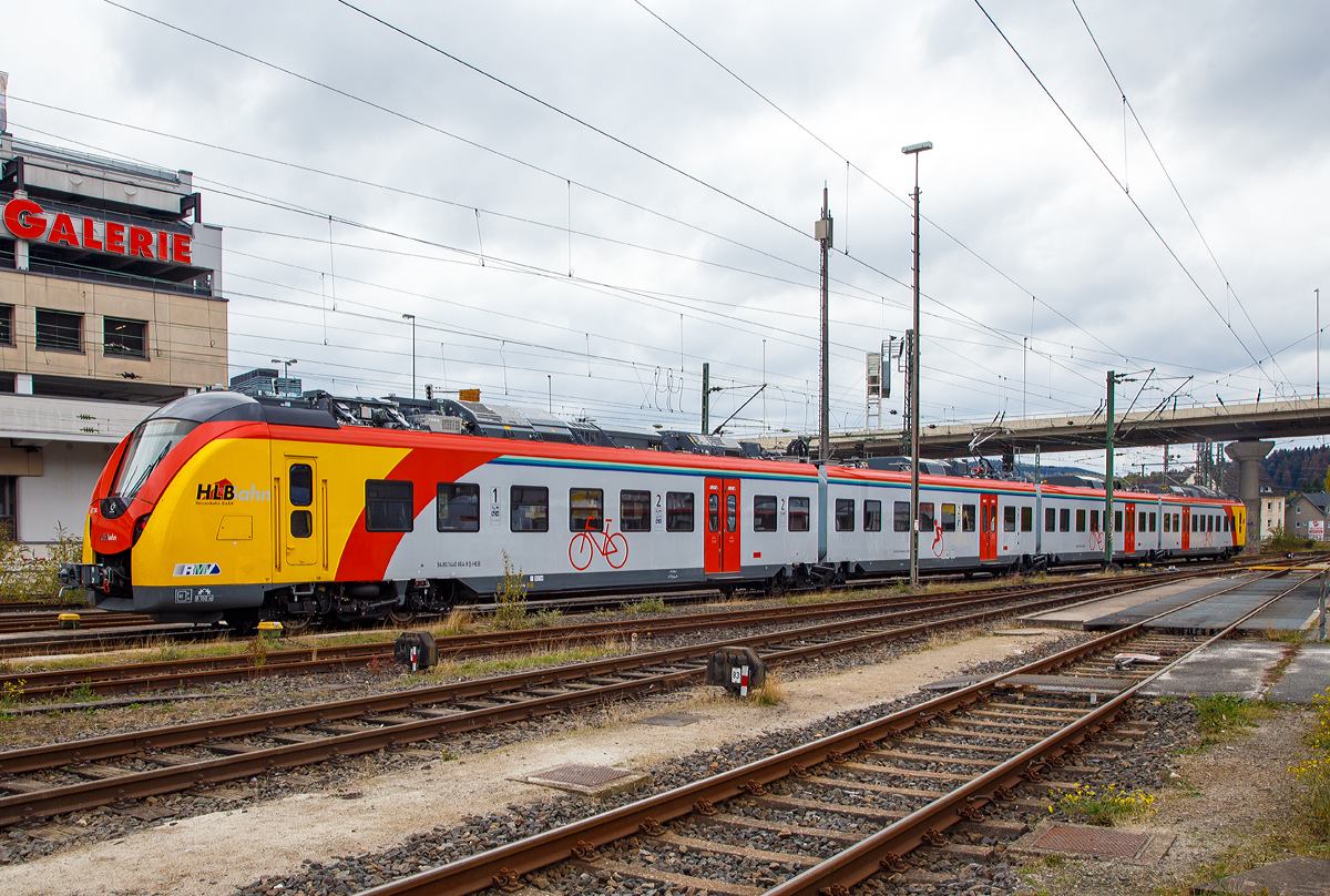 
Momentan sind auch 2 vierteilige HLB  Grinsekatzen  zu Besuch in Siegen....
Der ET 164 (94 80 1440 164-0 D-HEB / 94 80 1440 664-9 D-HEB / 94 80 1441 164-9 D-HEB /  94 80 1441 664-8 D-HEB) ein vierteiliger Niederflur-Elektrotriebwagen vom Typ Alstom Coradia Continental der HLB (Hessische Landesbahn) steht am 28.10.2018 beim Hbf Siegen. Aufgenommen aus dem Südwestfälische Eisenbahnmuseum.