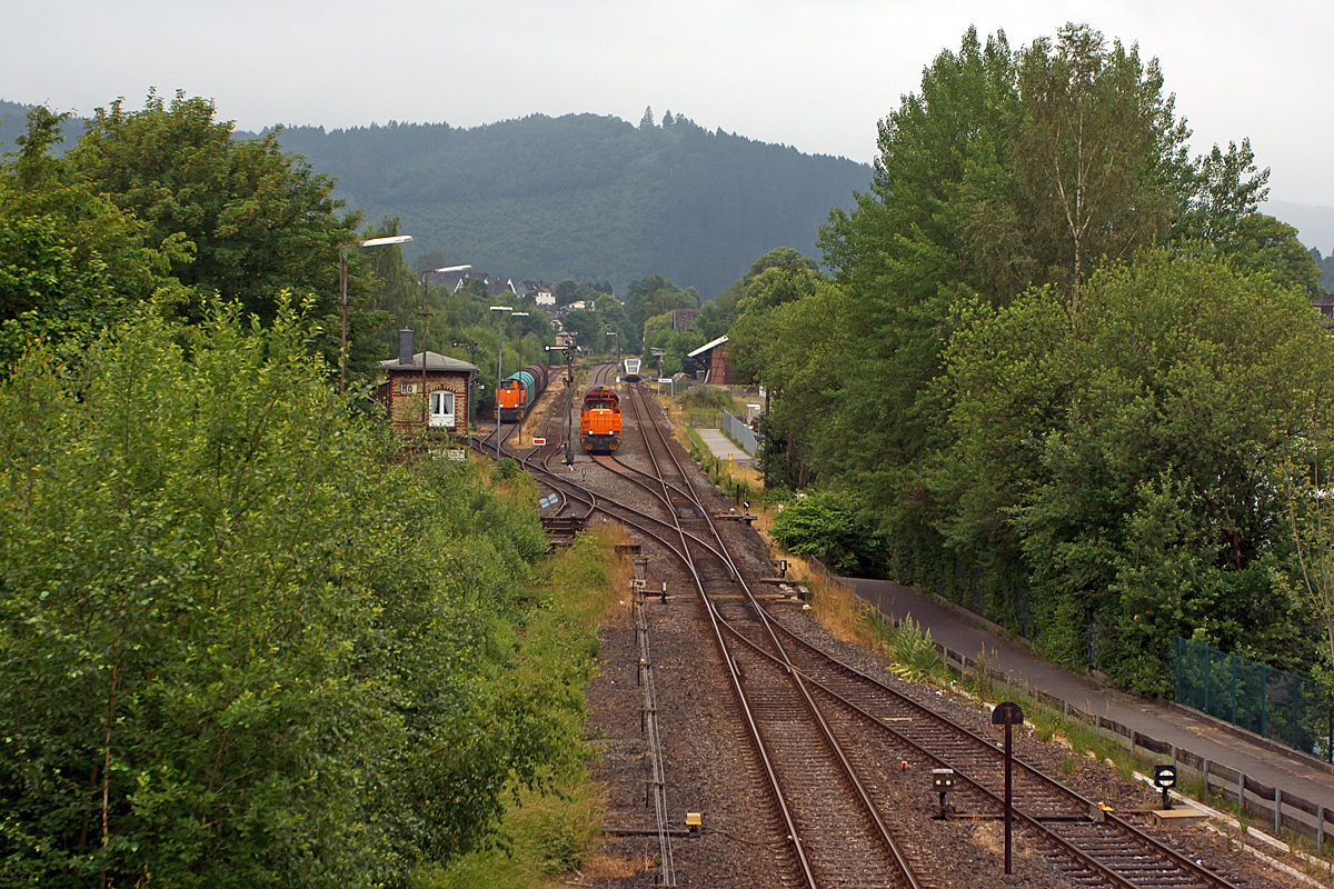 
Morgens um zehn nach sieben am 20.06.2014 Hochbetrieb am Bahnhof Herdorf. Lok 44 und 46 der KSW jeweils mit einem G�terzug und ein Stadler GTW 2/6 der Hellertalbahn.