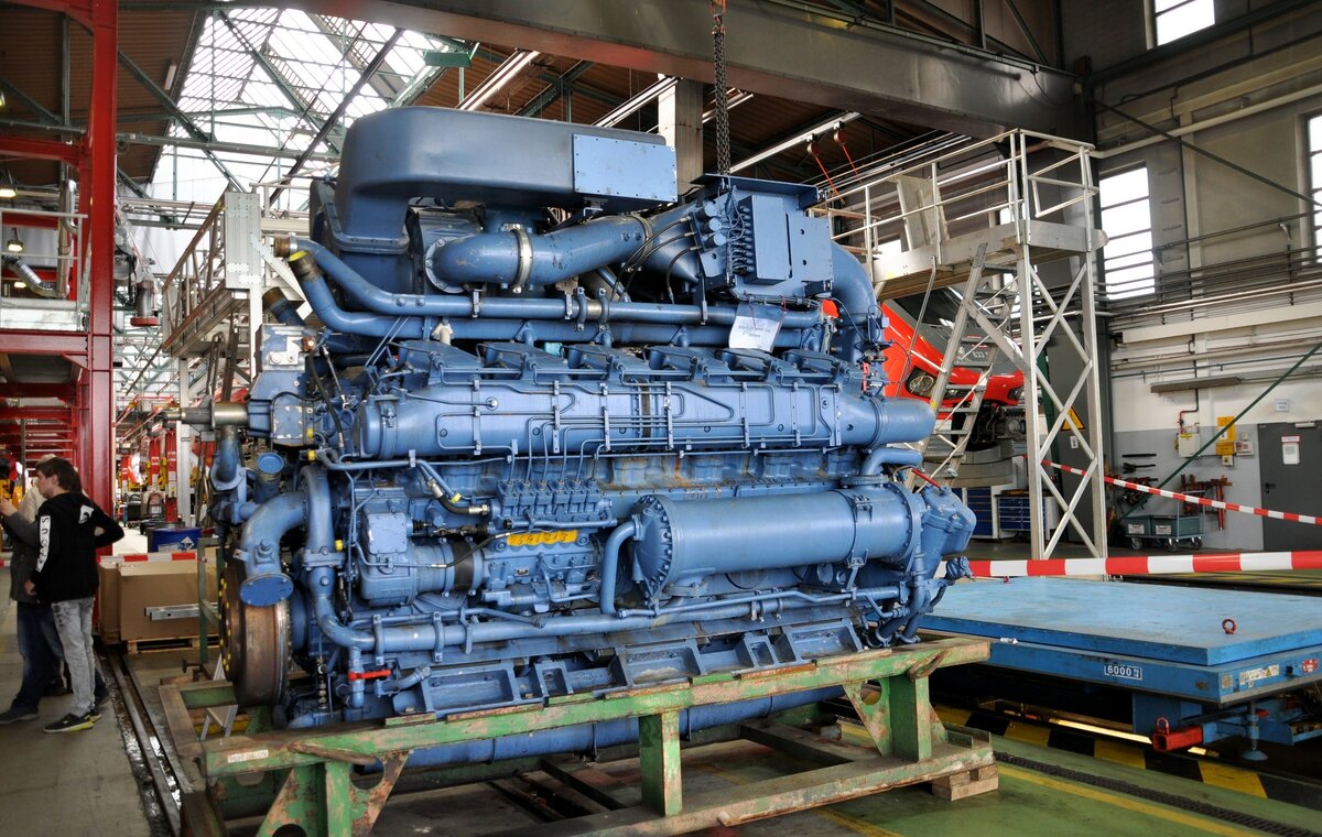 Motor einer BR 218 in der Werkstatthalle am Tag der offenen T�r im Bw Kempten am 22.04.2023.