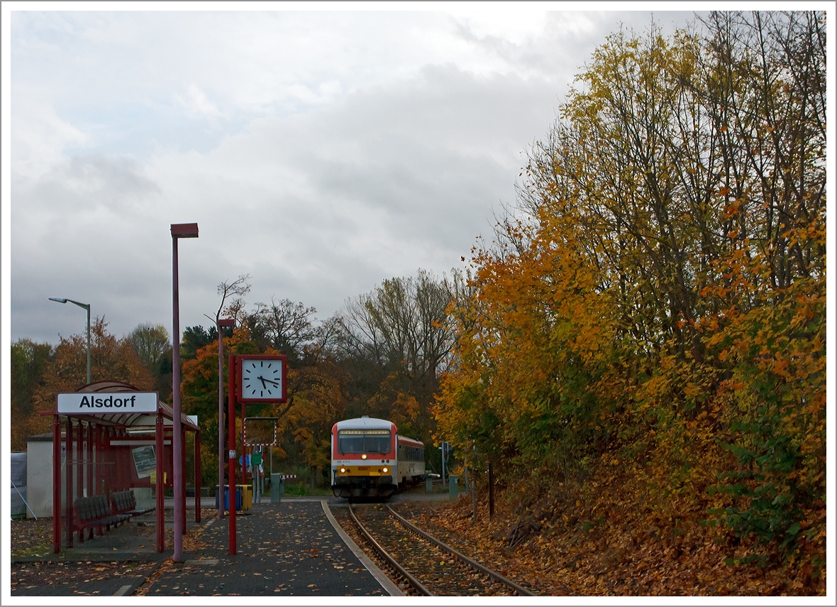 Nach dem ich den Zug zuvor knapp verpasst habe, war eine Stunde sp�ter das Licht weg....

Der Dieseltriebzug 928 677-4 / 628 677-7 Daadetalbahn der Westerwaldbahn (WEBA) kommt von Daaden und f�hrt am 26.10.2013 in den Haltepunkt Alsdorf ein.
