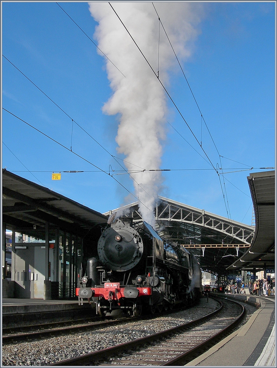 Nach dem tollen Gottharddampf von letzten Samstag verw�hnte mich heute eine weitere Dampflok mit ihrer Erscheinung: die SNCF 141 R 568 kam von Vallorbe nach Lausanne um mit ihrem langen Sonderzug nach einem halbst�ndigen Aufenthalt Richtung Bern weiter zu fahren. 28. Okt. 2017