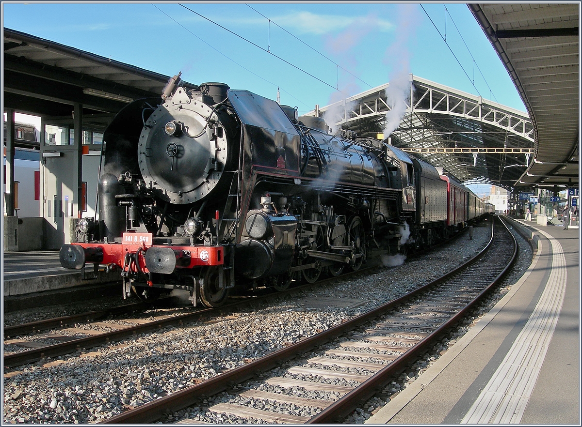Nach dem tollen Gottharddampf von letzten Samstag verw�hnte mich heute eine weitere Dampflok mit ihrer Erscheinung: die SNCF 141 R 568 kam von Vallorbe nach Lausanne um mit ihrem langen Sonderzug nach einem halbst�ndigen Aufenthalt Richtung Bern weiter zu fahren.
28. Okt. 2017