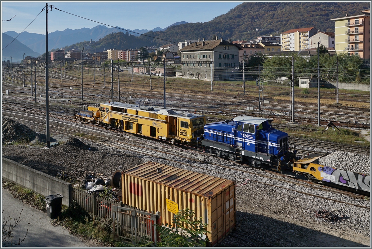 Nach l�ngerem Warten bewegete sich dann doch etwas, auch wenn sich Hoffnung, die sch�ne blaue Lok  gut  ins Bild zu bekommen, nicht erf�llte.

28. Oktober 2021
