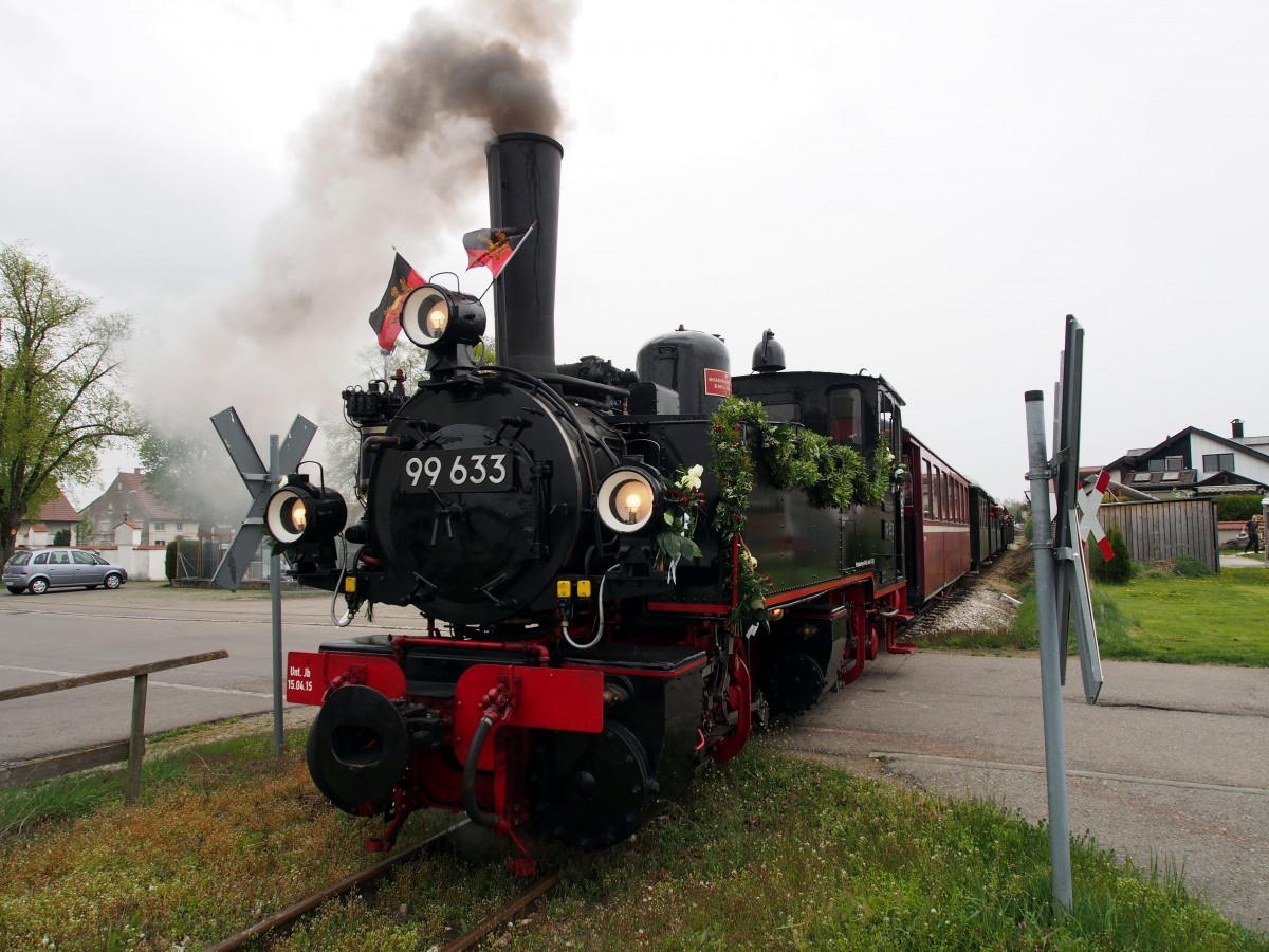 Nach einer langen Stand- und Reparaturzeit fährt die 99 633, das Öchsle wieder, hier bei Äpfingen, am 25.04.2015.