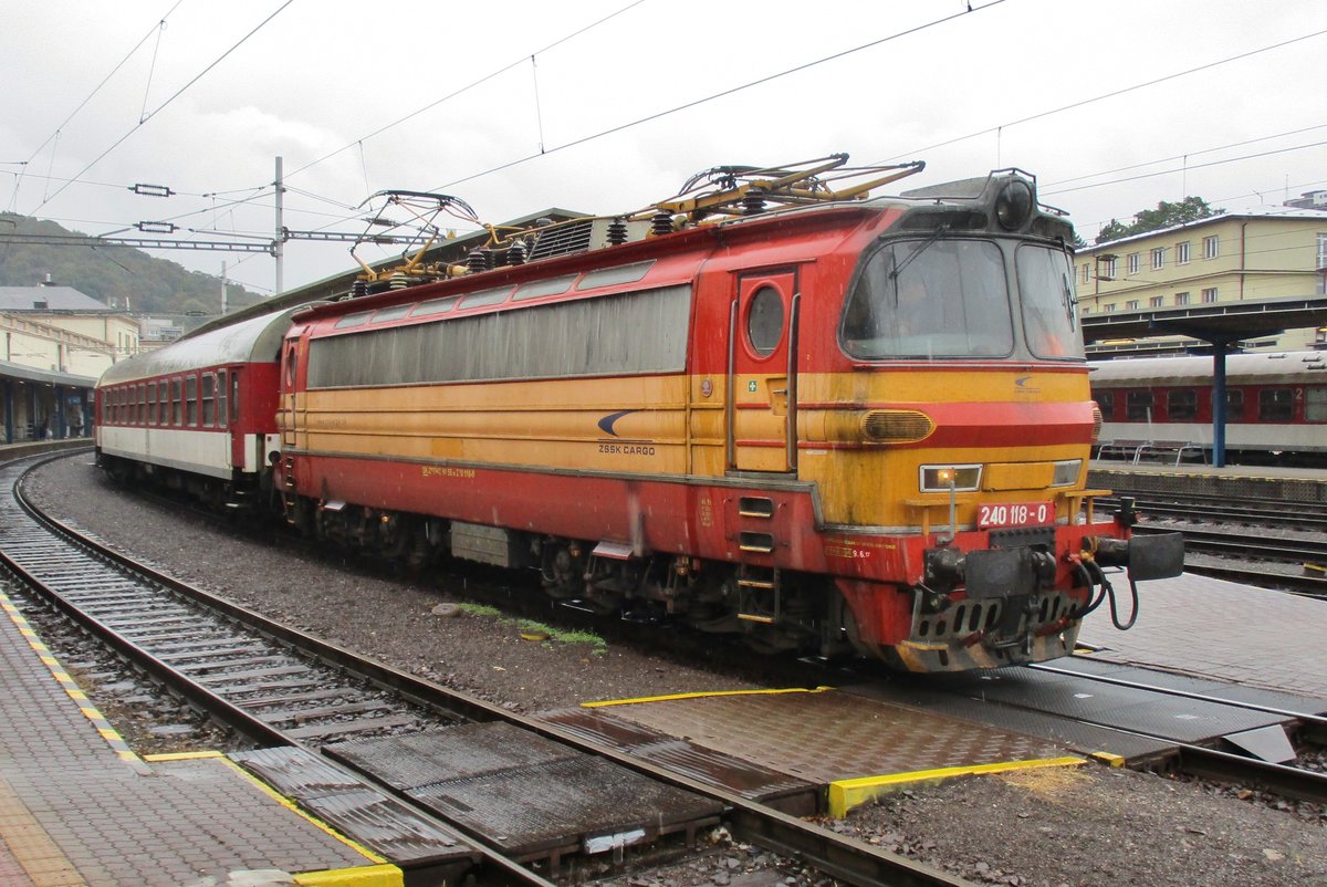 Nach Umsetzen steht eine halbe St�nde nach Ankunft ZSSK 240 118 wieder abfahrtbereit mit ein RE nach Puchov und Zilina. Es ist 19 September 2017 und es regnet noch immer ein Bisschen.