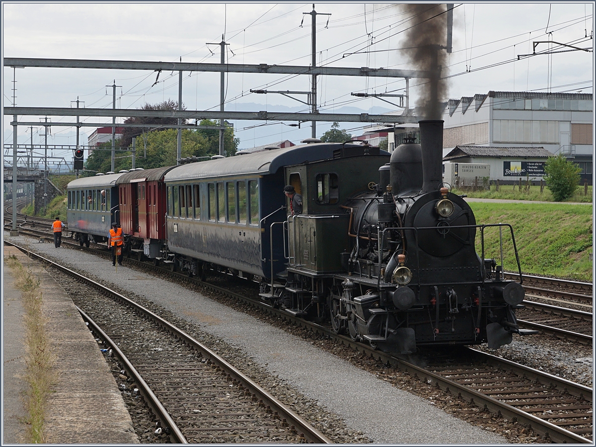 Nachdem die ST E 3/3 N° 5 in Sursee ihren Zug umfahren ist dieser für die Rückfahrt nach Triengen bereit, doch es dauert noch einen Augenblick bis das Bahnsteiggleis 1 in Sursee frei ist.
27. Aug. 2017