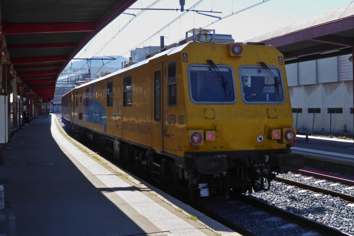 Nachschuss auf den Schienenmesszug vom Typ UFM 160, bei der Durchfahrt vom Bahnhof von Chambery Chambéry–Challes-les-Eaux. 22.09.2022