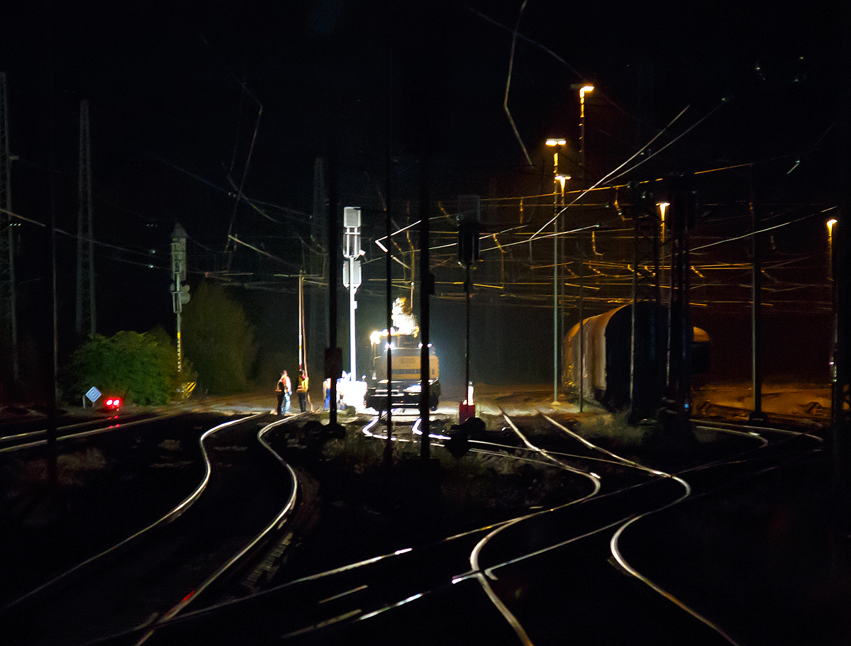 
Nachts fahren hier keine Personnenzüge mehr, so kann man hier neue Signale stellen.....
Ein Blick auf das Vorfeld von Betzdorf(Sieg) in der Nacht vom 09. auf den 10.06.2015.