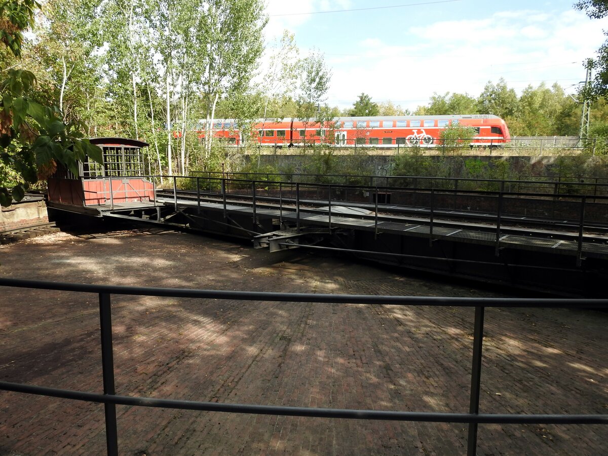 Naturschutzgebiet im Naturpark Berlin Südgelände in Berlin, der ehemalige Verschiebebahnhof Tempelhof. Zu sehen ist die Drehscheibe und im Hintergrund auf den Ferngleisen fährt ein Doppelstockzug mit Zeil Berlin Hbf durch, am 05.09.2018.