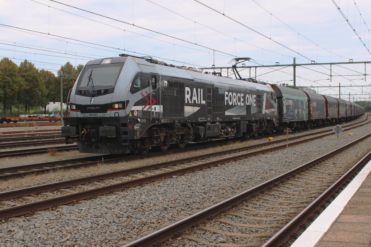 Neu ist der Stahlzug von Beverwijk nach Maastricht-Beatrixhaven, von RFO bef�rdert. Am 22 September 2024 treft RFO's neuling 2019 304 mit der Stahlzug in Sittard ein und wird 15 Minuten warten bis die ICs und Arriva RBs abgezogen sind, bevor er nach Maastricht fahrt. Bis Maastrichter Bahnhof wird elektrisch gefahren, die letzte Kilometer/Meile bis Maastricht-Beatrixhafen wird mit Diesel gemacht.