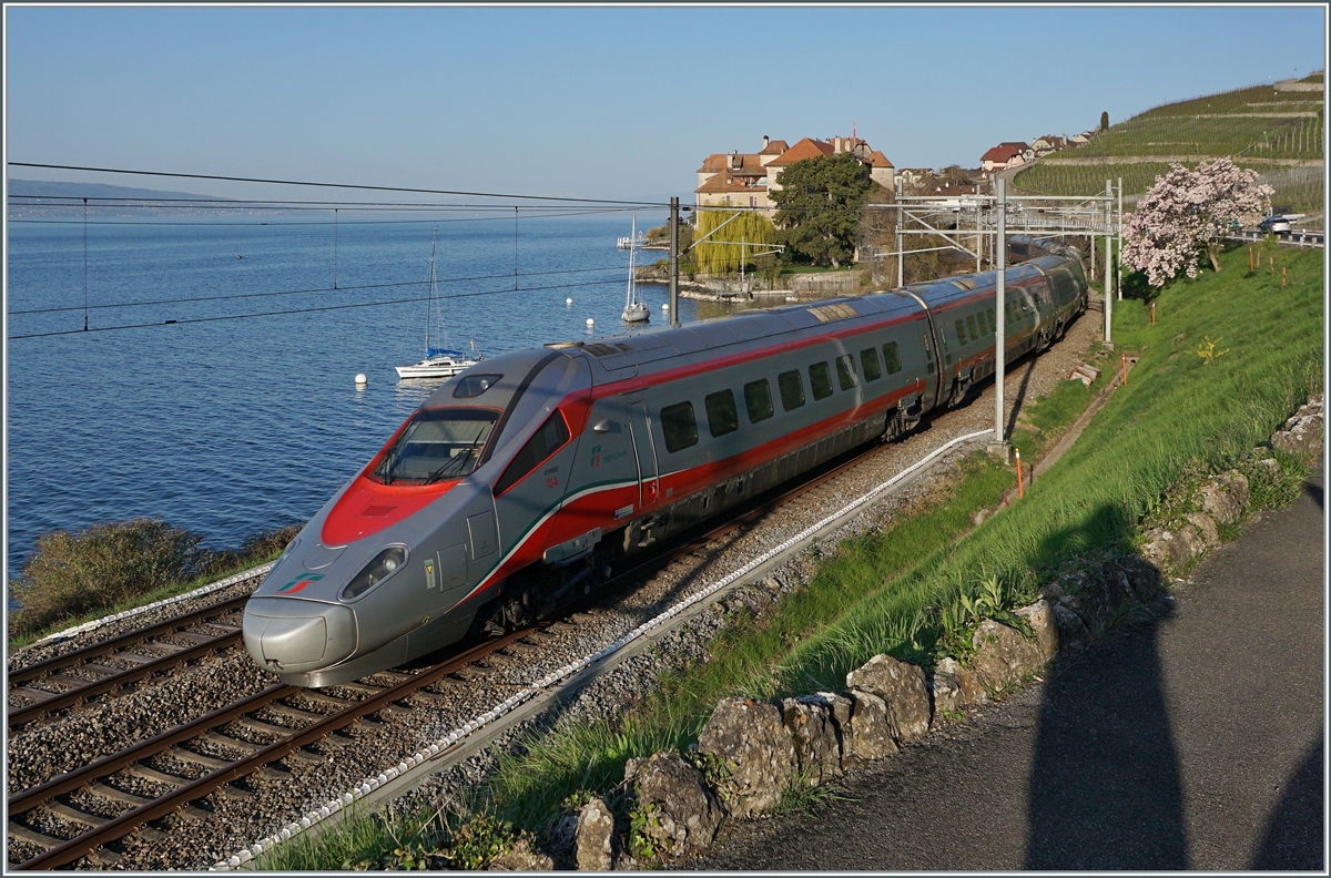 Neuerdings wird der EC 37 mit einem FS Trenitalia ETR 610 geführt, ein guter Grund sich früh aufzumachen, auch wenn dann der Sonnenstand nicht so ganz gepasst hat. Der FS Trenitalia ETER 610 012 ist als EC 37 von Genève nach Milano bei Rivaz unterwegs. 

1. April 2021