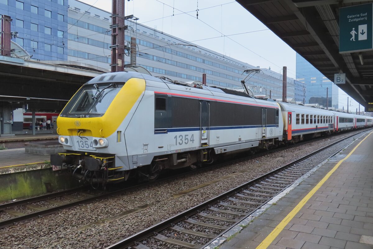 NMBS 1354 treft am 21 September 2023 in Bruxelles-Midi ein.