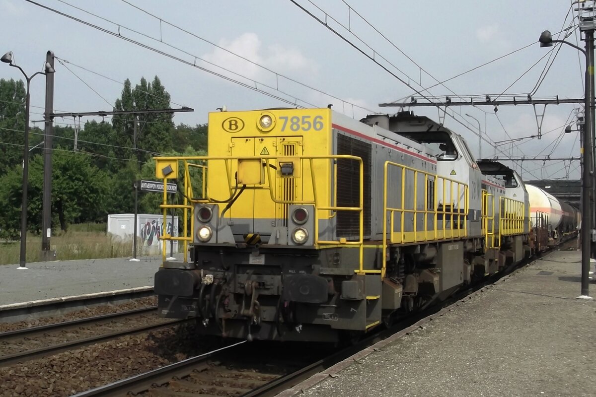 NMBS 7856 zieht ein Mischguterzug durch Antwerpen-Noorderdokken am 29 Augustus 2013.