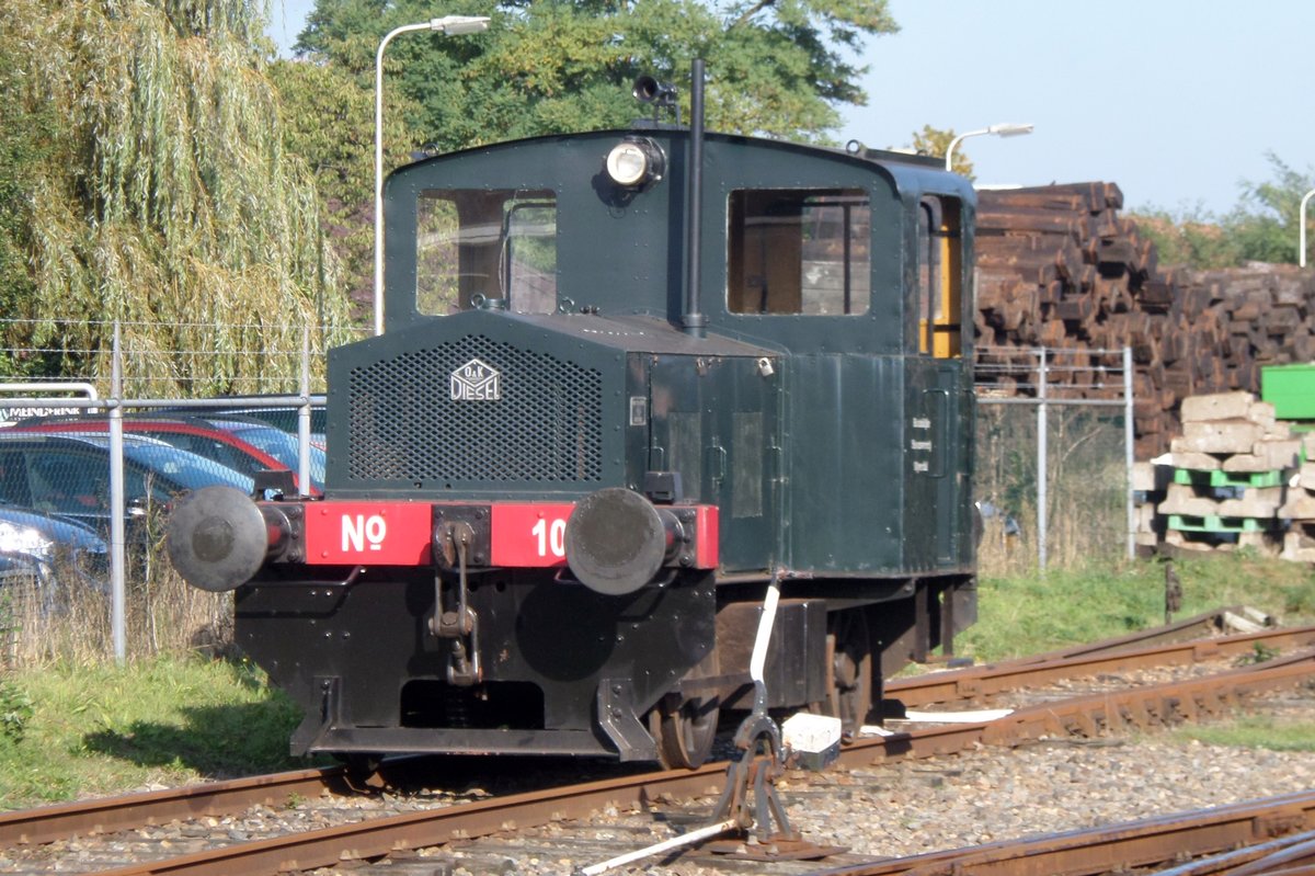 NO-10 steht am 23 Oktober 2016 in Beekbergen bei der MBS.

Anmerkung: 
Eine O&K RL3, Baujahr 1935, Fabrik Nr. 20548, geliefert an Bataafse Petroleum Maatschappij in Pernis als BPM 2, 1953 wurde sie an die „Koninklijke Stoom Weverij“ (KSW) in Nijverdal verkauft und als KSW 10 gef�hrt.
