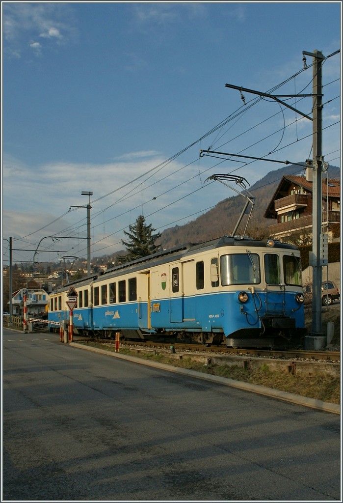Noch einmal der allerseits beliebte MOB ABDe 8/8 4002  Vaud , welcher gerade Fontanivent Richtung Chernex verl�sst.
3. Feb. 2014