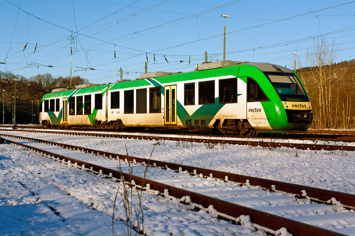 
Noch in Farbgebung und mit der NVR-Nummer der vectus, aber nun zur HLB Hessenbahn GmbH gehörend, fährt der VT 253 (95 80 0648 153-4 D-VCT / 95 80 0648 653-3 D-VCT) am 28.12.2014 als RB 95  Sieg-Dill-Bahn  (Au/Sieg-Siegen-Dillenburg), in den Bahnhof Betzdorf/Sieg ein. 

Der Alstom Coradia LINT 41 wurde 2004 von Alstom (LHB) in Salzgitter unter der Fabriknummer 1188-003 für die vectus Verkehrsgesellschaft mbH gebaut, mit dem Fahrplanwechsel am 14.12.2014 wurden alle Fahrzeuge der vectus nun Eigentum der HLB, die Hessische Landesbahn hatte 74,9% der Gesellschaftsanteile. Wie dieser tragen z.Z. die Dieseltriebzüge noch die Bezeichnung und NVR-Nummer der vectus. 