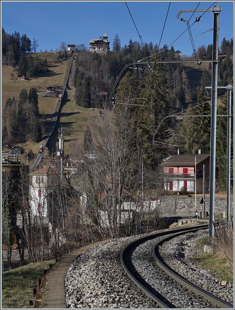 Noch mehr MOB Strecke, aber nur als Bildgestaltungselement: Das Motiv ist die Standseilbahn Les Avants - Sonloup (LAS) links im Bild. 

28. Jan 2024 