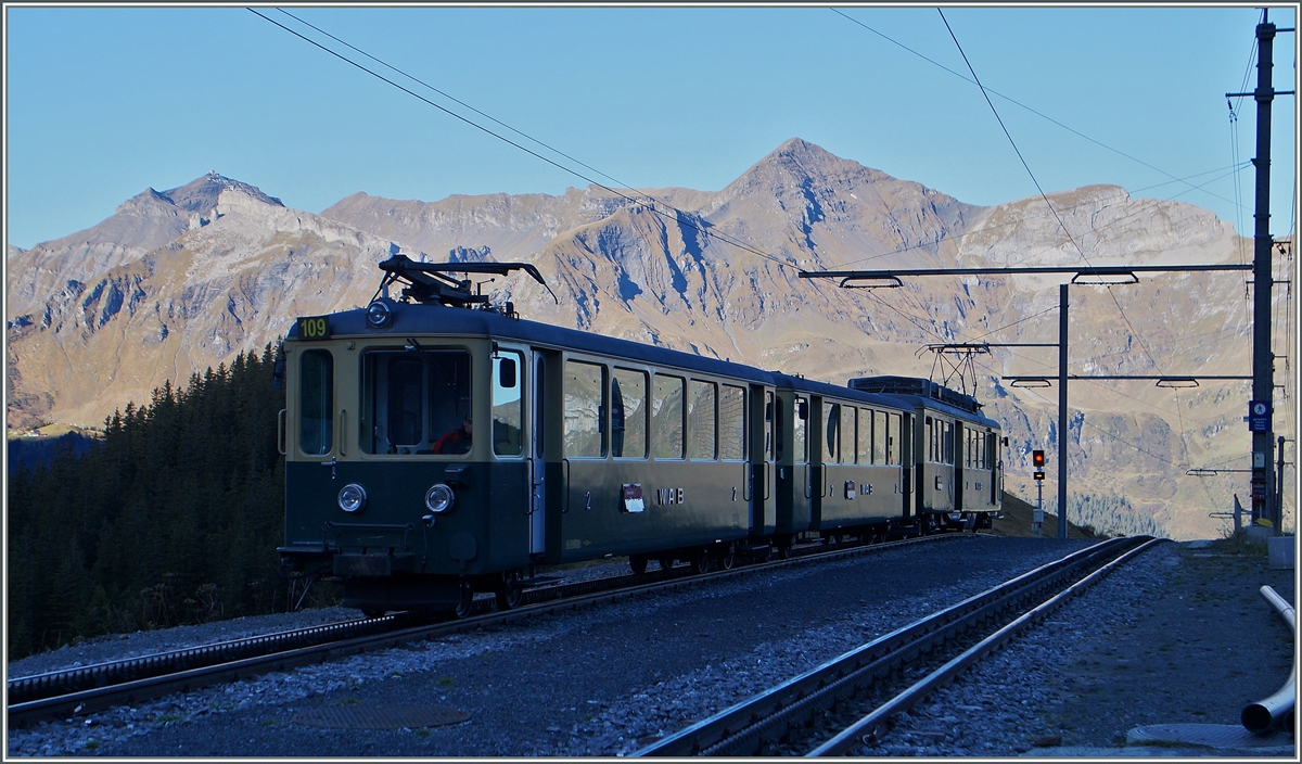 Noch im Schatten von Eiger Mönch und Jungfrau rollt in Wengernalp ein WAB Zug talwärst. 
9. Ok.t 2014