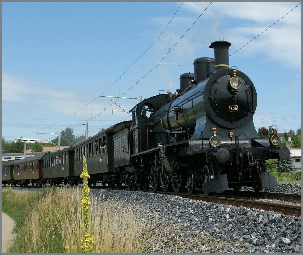 Nochmals die formsch�ne SBBa 3/5 705, diesmal mit  zugefahrenem  Hintergrund. 
25. Juni 2011