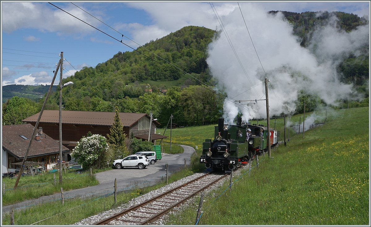  Nostalgie & Vapeur 2021  /  Nostalgie & Dampf 2021  - so das Thema des diesjährigen Pfingstfestivals der Blonay-Chamby Bahn, und von beidem gab es reichlich; hier die beiden kräftig dampfenden G 3/3 N° 5 ex LEB (Baujahr 1890) und der G 2x 2/2 105 (Baujahr 1918)) mit ihrem Personenzug von Blonay nach Chaulin kurz vor Cornaux. 

22. Mai 2021