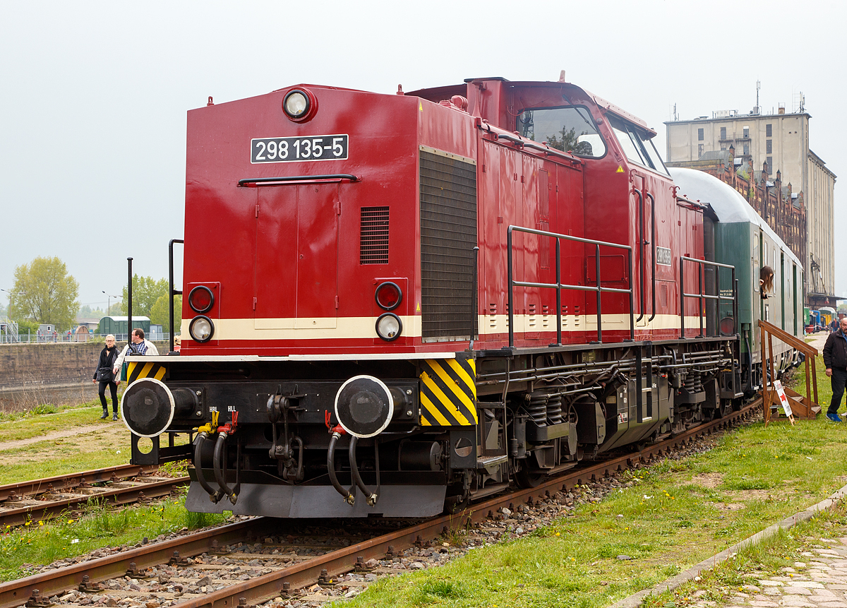 
Nun erstrahlt sie auch wieder im alten Farbkleid.....
Die 298 135-5 (98 80 3298 135-5 D-OST) von LOK OST - Lokführerdienstleistungen Olof Stille, Staßfurt, ex DR 201 135-1, ex DR 110 135-1, ex DR V 100 135, ausgestellt am 06.05.2017 auf dem Familienfest der Magdeburger Eisenbahnfreunde im Wissenschaftshafen Magdeburg.

Die V 100.1 wurde 1969 bei LEW (VEB Lokomotivbau Elektrotechnische Werke „Hans Beimler“, Hennigsdorf) unter der Fabriknummer 12436 gebaut und als V 100 135 an die DR ausgeliefert. 1993 erfolgte der Umbau in 298 135-5, die Ausmusterung bei der DB erfolgte bereits 1994 und sie ging an SWT - Stahlwerk Thüringen GmbH in Unterwellenborn als 298-25. Im Jahre 2013 wurde sie wegen Fristablauf abgestellt. Im Dezember 2015 wurde sie von Lok OST erworben und nun nach 19 Jahren Werksrangierdienst, und 3 Jahren Abstellzeit endlich wieder im Streckendienst. Die 298 135-5 hat am 01.04.2016 die MaLoWa Bahnwerkstatt in Benndorf/Klostermansfeld nach erfolgreicher Hauptuntersuchung verlassen. Somit steht die Lok dem Betriebsdienst wieder zur Verfügung. Hauptziel war erstmal die betriebsfähige Ertüchtigung der Lok. Eine Neulackierung ist erst in den nächsten Monaten vorgesehen.

Technische Daten:
Spurweite: 1.435 mm (Normalspur)
Achsformel: B’B’
Länge über Puffer: 14.240mm
Drehzapfenabstand: 7.000mm  
Radsatzabstand im Drehgestell: 2.300mm
Leistung: 750 kW
Höchstgeschwindigkeit: 80 km/h (Streckengang) 33 km/h (Rangiergang)
Fahrzeuggewicht: 67,3 t