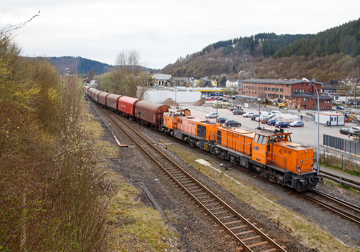 
Nun fahren die Lok 41 (98 80 0272 008-0 D-KSW) und die Lok 42 (92 80 1277 902-3 D-KSW), eine Vossloh MaK G 1700 BB, beide der KSW Kreisbahn Siegen-Wittgenstein GmbH am 04.04.2016, mit ihrem Coilgüterzug, den  auf den Rangierbahnhof der KSW (Betriebsstätte Freien Grunder Eisenbahn) in Herdorf.