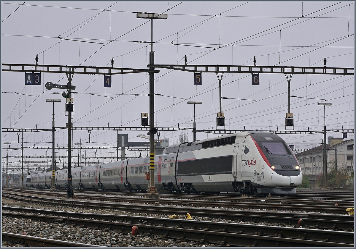 Nur ganz kurz, da der Zug ja in die andere Richtung nach Bern fahren wird, zeigten sich bei der Aufrüstung die weissen Frontleuchten des TGV Lyria 4415.

5. April 2019