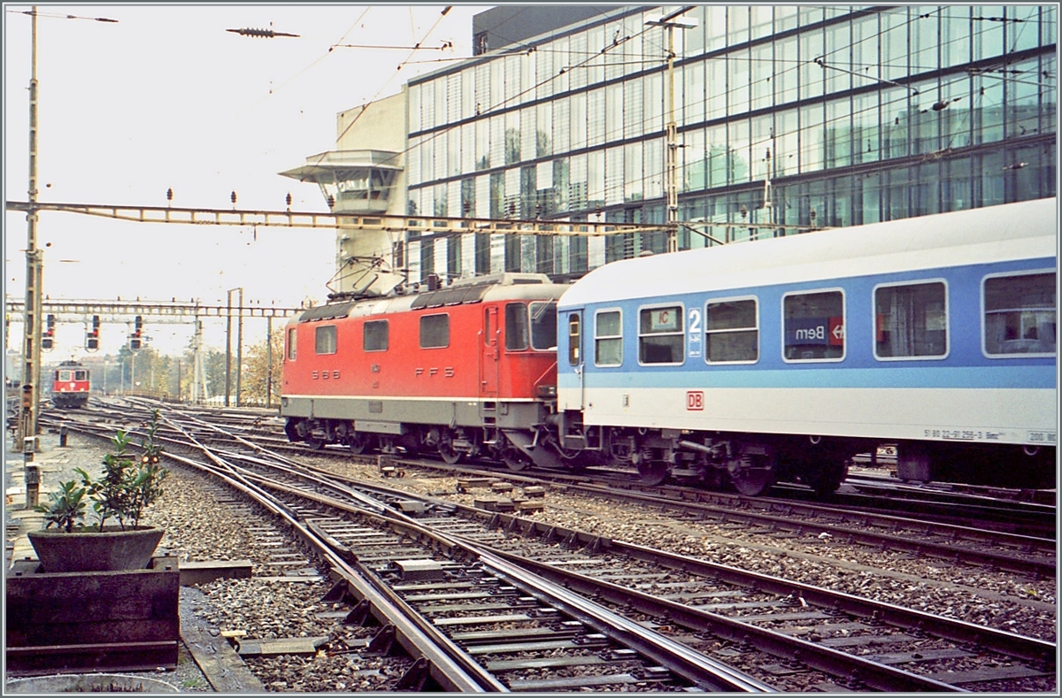 Obwohl die InterRegio IR Züge der DB auch im internationalen Verkehr eingesetzt wurden, gab es keine IR Linie in die Schweiz, trotzdem kamen hin und wieder in EC Zügen IR Wagen in die Schweiz, wie z. B dieser DB 51 80 22 91 258-3 Bimz beim EC  Lötschberg  welcher mit einer Re 4/4 II Bern verlässt. 

Analog Bild vom November 2000