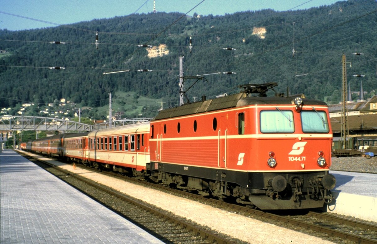 ÖBB 1044.71 in Bregenz am 08.07.1984.