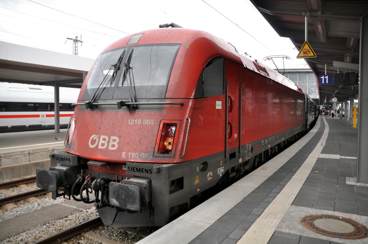 ÖBB 1216 005 gleichzeitig FS E 190 005 Taurus in München am 15.08.2022.