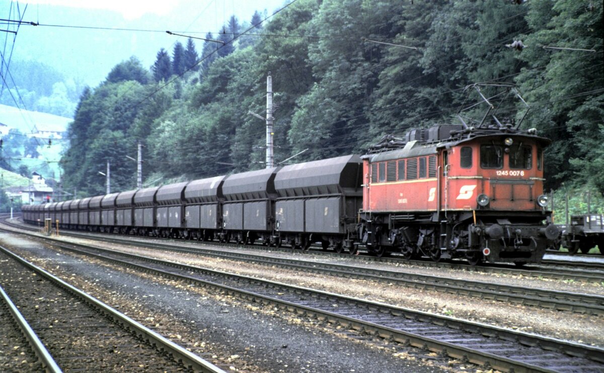 ÖBB 1245.007-8 mit einem langen Erz-Ganzzug aus Eisenerz in Hieflau am 14.08.1986.