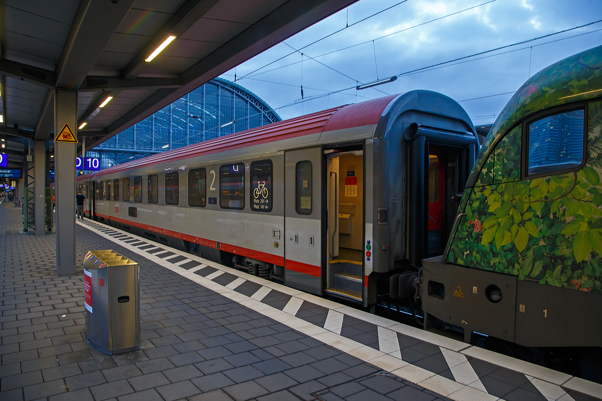 ÖBB 2. Klasse Großraumwagen der Bauart Bmpz-73, A-ÖBB 73 81 29-91 067-0 Bmpz, als Wagen Nr. 257 eingereiht in den EC 113 „Blauer Enzian“ (Frankfurt am Main Hbf - Klagenfurt Hbf) am 26.10.2021im Hbf Frankfurt am Main. 

Die vierachsige 2 Klasse RIC-Reisezugwagen Bmpz 29-91 (Druckertüchtigte Ausführung) sind seit 1991 bei den OBB in Betrieb und werden für den Fernverkehr auf allen europäischen Normalspurstrecken eingesetzt. Die Wagen wurden zwischen 2002 und 2008 modernisiert

TECHNISCHE DATEN: 
Hersteller: Jenbacher Werke oder SGP Simmering (Anfang der 1990er)
Spurweite: 1.435 mm 
Länge über Puffer:  26 400 mm
Drehzapfenabstand:  19.000 mm
Achsstand:  21.500 mm
Achsstand im Drehgestell:  2.500 mm
Drehgestellbauart: SGP-300 R
Leergewicht: 50 t
Höchstgeschwindigkeit:  200 km/h
Sitzplätze: 74 (2.Klasse)
Abteile:  2 vollklimatisierte Großraum-Abteile
Fahrradstellplätze: 2
Toiletten: 2 (geschlossenes System)
Bremse: O-PR-Mg

