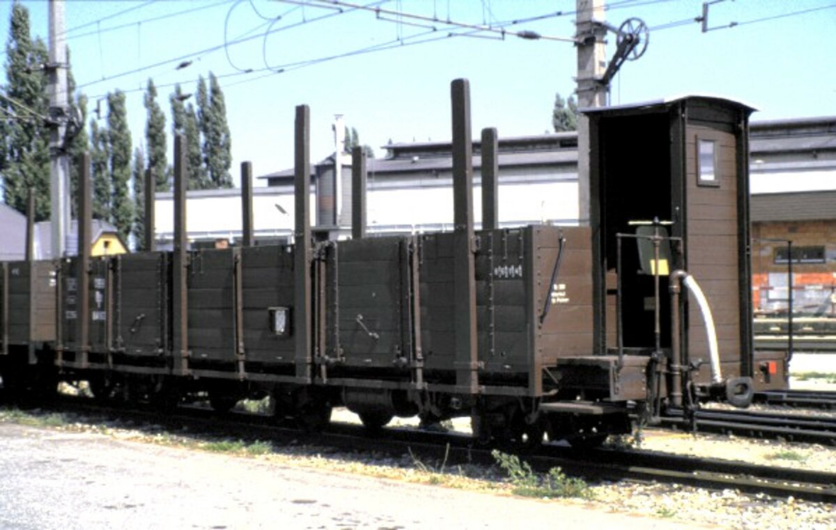 ÖBB Mariazeller Bahn Rungenwagen mit Hochbordverkleidung am 04.08.1986.