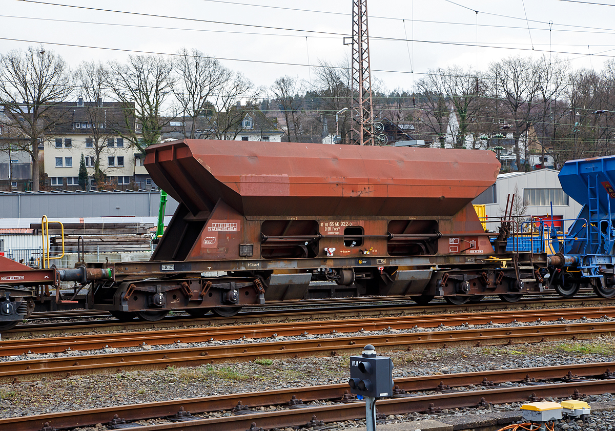 Offener Drehgestell-Schotterwagen (ex Schotterwagen 268), 81 80 6940 922-0 D-DB, der Gattung Facs 140 (Schotterwagen) abgestellt im Zugverband am 30.12.2020 in Kreuztal. 

Diese Schüttgutwagen mit vier Radsätzen, dienen zur Gleisbeschotterung. Die Wagen der Bauart Facs 140 sind durch Umzeichnung aus dem Dienstgüterwagen der Bauart 268 hervorgegangen. Der Wagen ist mit Beschotterungseinrichtungen ausgerüstet, die eine Entladung innerhalb und außerhalb des Gleises ermöglichen. Auf jeder Seite des Wagens sind zwei Rundschieber angeordnet, die durch Handhebel von der Bühne aus zu öffnen und zu schließen sind. Durch eine Klappensperre ist es möglich, neben der vollen Schieberöffnung von 500 mm in Abstufungen von ca. 20 mm kleinere Schieberöffnungen bis auf 200 mm einzustellen. Für besondere Fälle können abnehmbare Rutschenverlängerungen an den Beschotterungstrichtern eingehängt werden. Da die Rutschenverlängerungen aus der Fahrzeugbegrenzung herausragen, dürfen sie aus sicherheitstechnischen Gründen nur nach vorheriger Prüfung und Zustimmung des Aufsichtsführenden eingesetzt werden und müssen unmittelbar nach dem Einsatz entfernt werden.

Das Untergestell sowie der Wagenkasten sind aus Walzprofilen bzw. Blechen aus Werkstoff  St 52-2 (S355J2) geschweißt.

TECHNISCHE DATEN:
Spurweite: 1.435 mm (Normalspur)
Achsanzahl: 4
Länge über Puffer: 13.540 mm
Drehzapfenabstand: 8.500 mm
Achsabstand im Drehgestell: 1.800 mm
Laufraddurchmesser: 920 mm (neu)
Länge der Beladeöffnung: 8.820 mm
Breite der Beladeöffnung:1.900 mm
Zulade Volumen: 40 m³
Eigengewicht: 20.300 kg
Max. Zuladung: 60,0 t (ab Streckenklasse C) 
Höchstgeschwindigkeit: 100 km/h
Kleinster bef. Gleisbogenradius: 75 m
Bremse: KE-GP (LL)
Bremssohle: IP 116
Intern. Verwendungsfähigkeit: nein