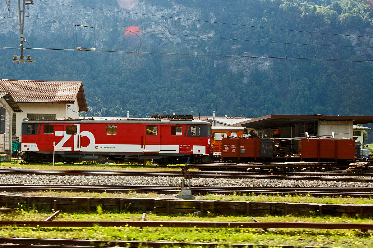 Oh wie sch�n, ihn gibt es noch...
Der nun fast 80-j�hrige Gep�cktriebwagen De 110 022-1 (ex LSE De 4/4 122) der vor dem Umbau auf reinen Adh�sionsbetrieb ex SBB Deh 4/6 907 bzw. Fhe 4/6 907, steht am 09.09.2021 in Meirigen. Das Bild wurde durch die Scheibe aus einem zb-Zug gemacht.

Dieser Triebwagen wurde 1942 von SLM unter der Fabriknummer 3742 gebaut, die elektrische Ausr�stung ist von BBC.     
