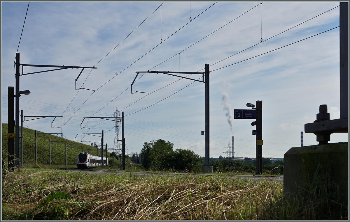 Ohne Frage, der alte SNCF-Charme ist seit der Modernisierung* der Strecke Genève - La Plaine verschwunden, doch lohnt sich, so finde ich jedenfalls, auch heute noch ein Besuch der westlichsten SBB Strecke.
Ein Flirt RABe 522 erreicht als Regionalzug von Genève nach La Plaine den Halt Russin.

20. Juni 2016

*Ersatz und Umstellung der Fahrleitung, SBB Signale anstelle der SNCF Signale