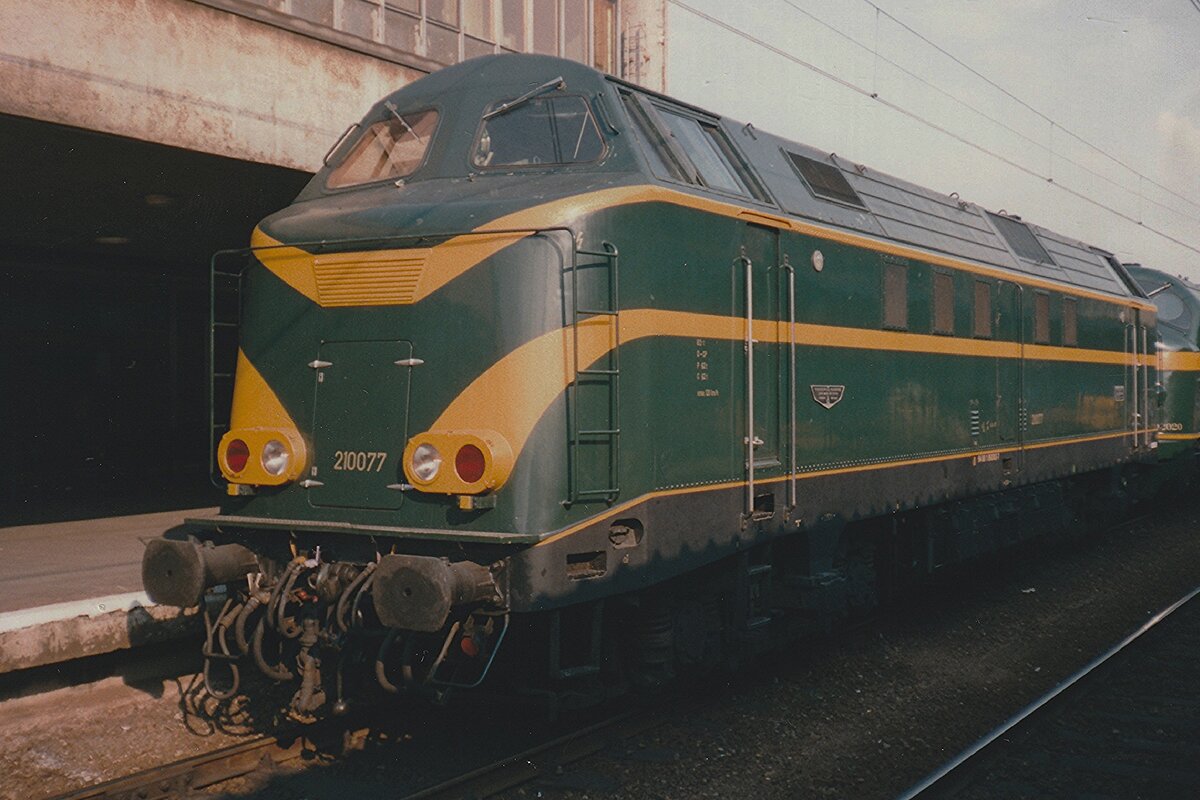 PFT 210077/6077 steht am 13 Juli 1999 in Lüttich-Guillemins.