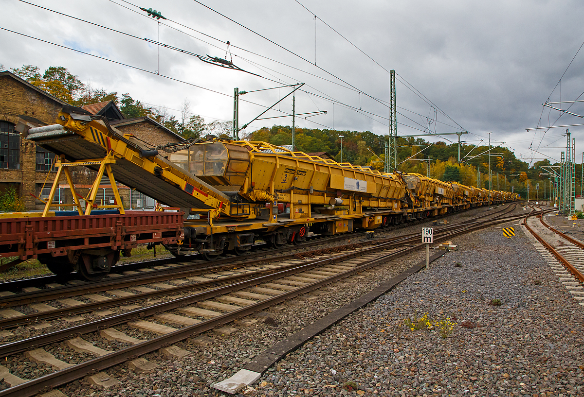 Plasser & Theurer Materialförder- und Siloeinheit MFS 100, Nr. 3 der MGW Gleis- und Weichenbau-Gesellschaft mbH & Co. KG (Berlin), der Schweres Nebenfahrzeug Nr. 99 80 9552 507-2 D-MGW, am 22.10.2021 im Zugverband in Betzdorf (Sieg) bei einer Zugdurchfahrt (dahinter noch weitere).

Die MSF 100 Einheit wurde 2010 von Plasser & Theurer unter der Fabriknummer 5430 gebaut.
