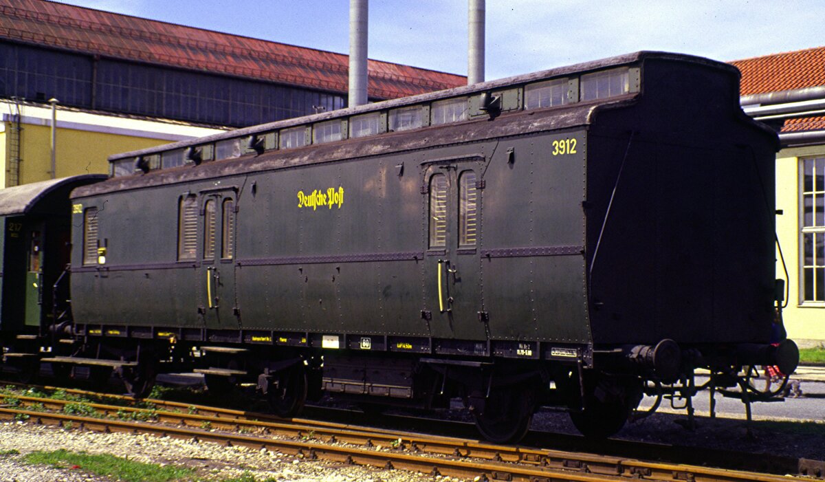 Preußische Postwagen 3-achsig Nr.3912 im Ausstellungsgelände in München-Freimann bei 100 Jahre Elektrolokomotiveam 25.05.1979.