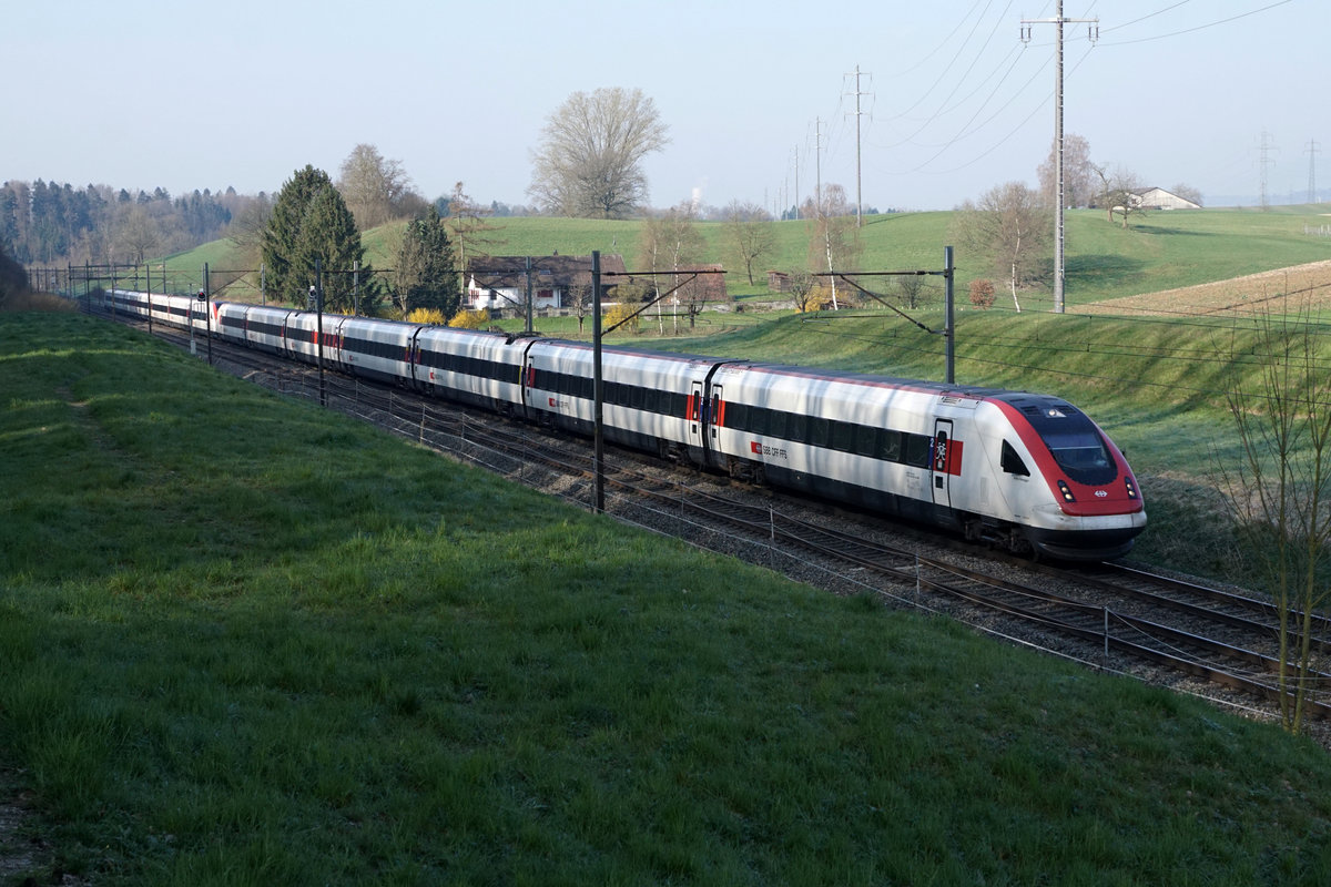 RABDe 500 als ICN 5 zwischen Wangen an der Aare und Niederbipp auf der Fahrt nach St. Gallen unterwegs am Morgen des 27. März 2020 kurz vor der Umstellung auf die Sommerzeit.
Trotz dem Coronavirus und dem starken Rückgang der Fahrgäste werden diese Züge in Doppeltraktion geführt.
Foto: Walter Ruetsch