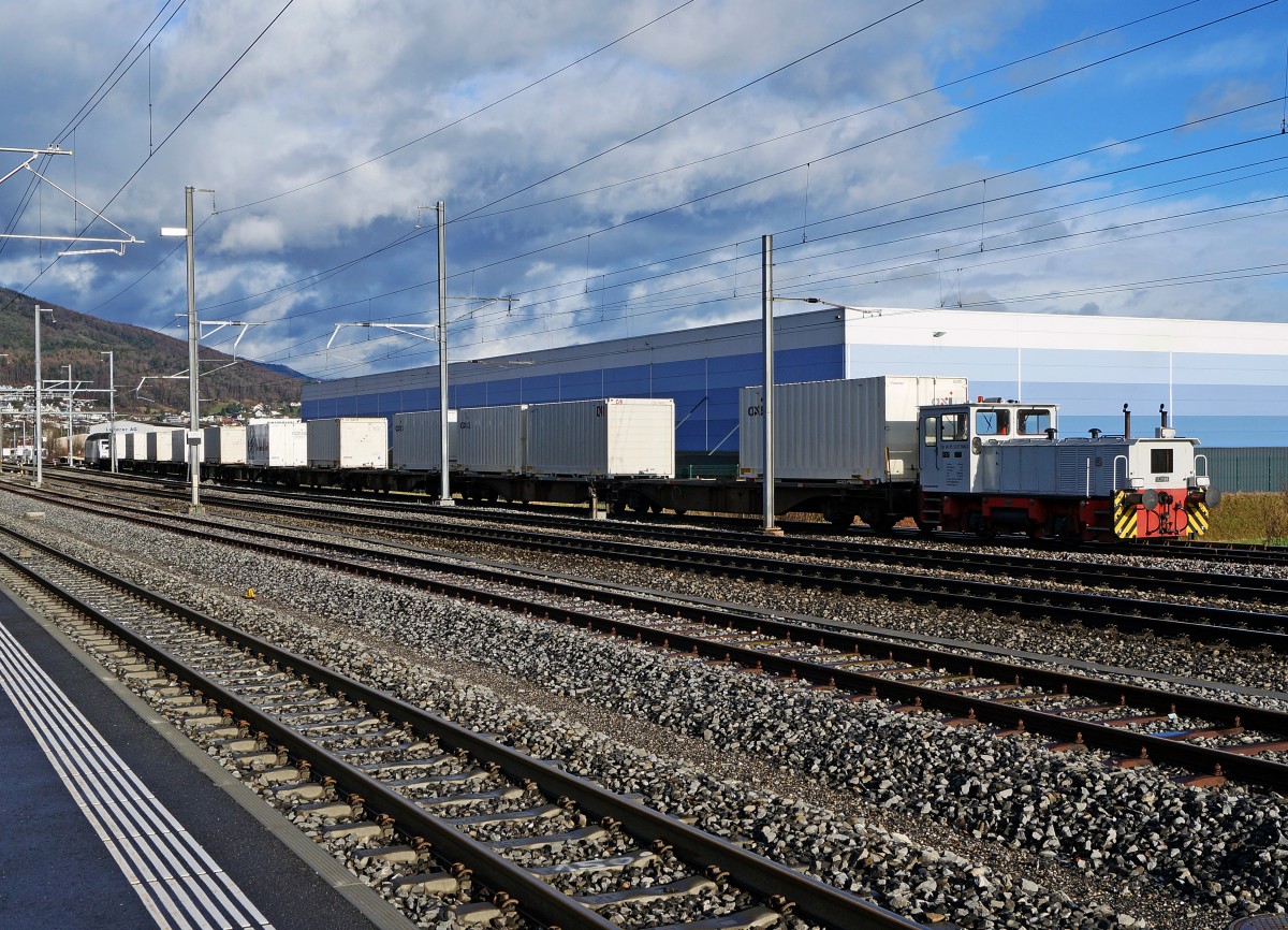 RAIL CARE/BLS: Die SCHOEMA Tm 2/2 98 85 5237 806-5 schiebt am 14. Januar 2014 den Containerzug mit der BLS Re 465 015-6 in die nicht elektrifizierte Umladestation in Oensingen.
Foto: Walter Ruetsch