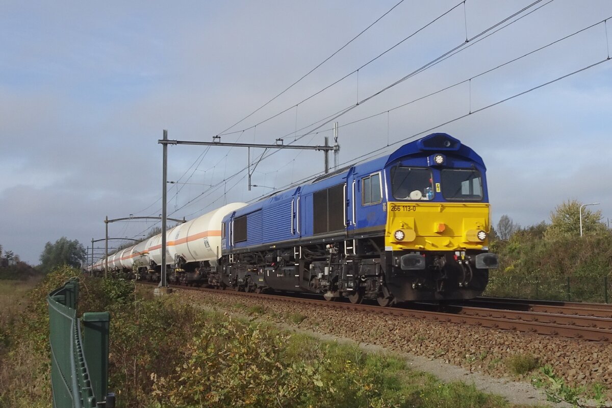 RailTrax 266 113 schleppt ein Gaskesselwagenzug durch Tilburg-Reeshof am 11 November 2022.
